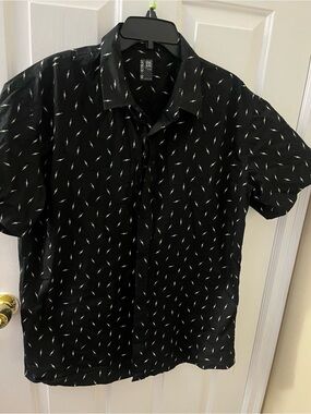 Volcom Black Short-Sleeve Button-Down Shirt with White Lightning Pattern XXL